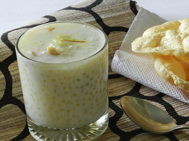 Sabudana keer servido en vaso de boca ancha